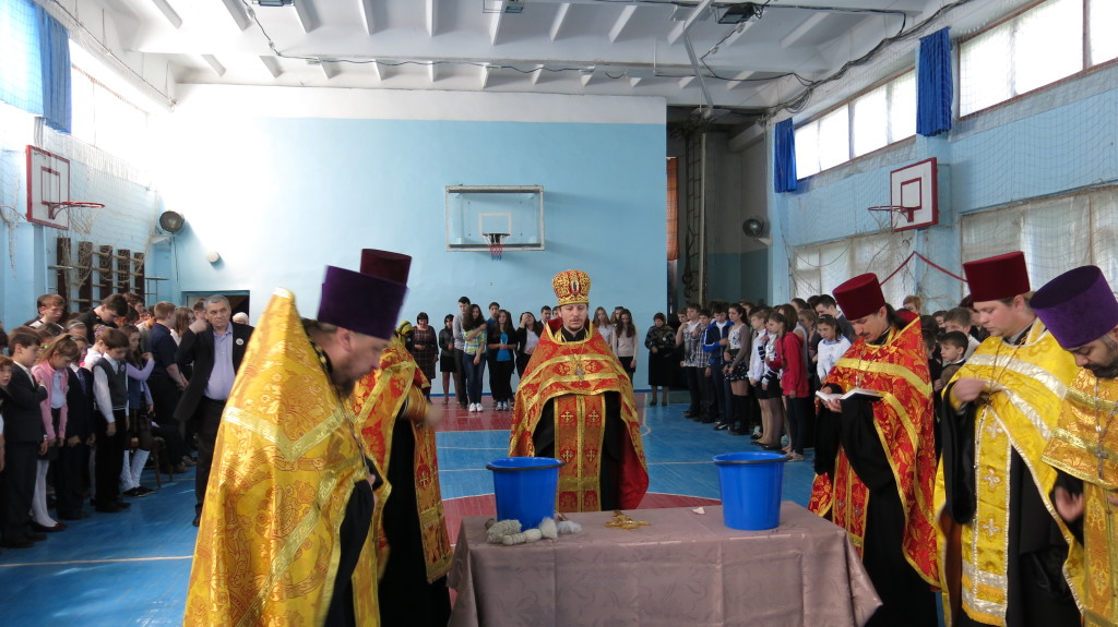 Благодарственный молебен в Стахановской гимназии № 11 