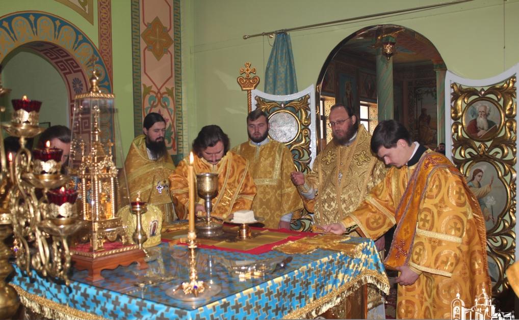 Архиерейская Литургия в Свято-Николаевском храме г. Кировска 13.10.2016 г.