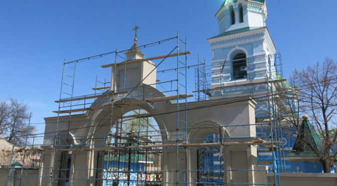 Колокольня, входная арка и правая часть западного ограждения (шпаклевка и покраска фасада) - апрель 2016