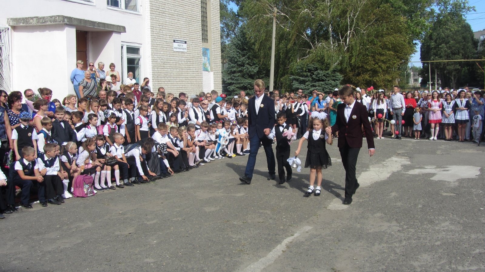 "Первый звонок" в Стахановской гимназии № 11. 01.09.2018