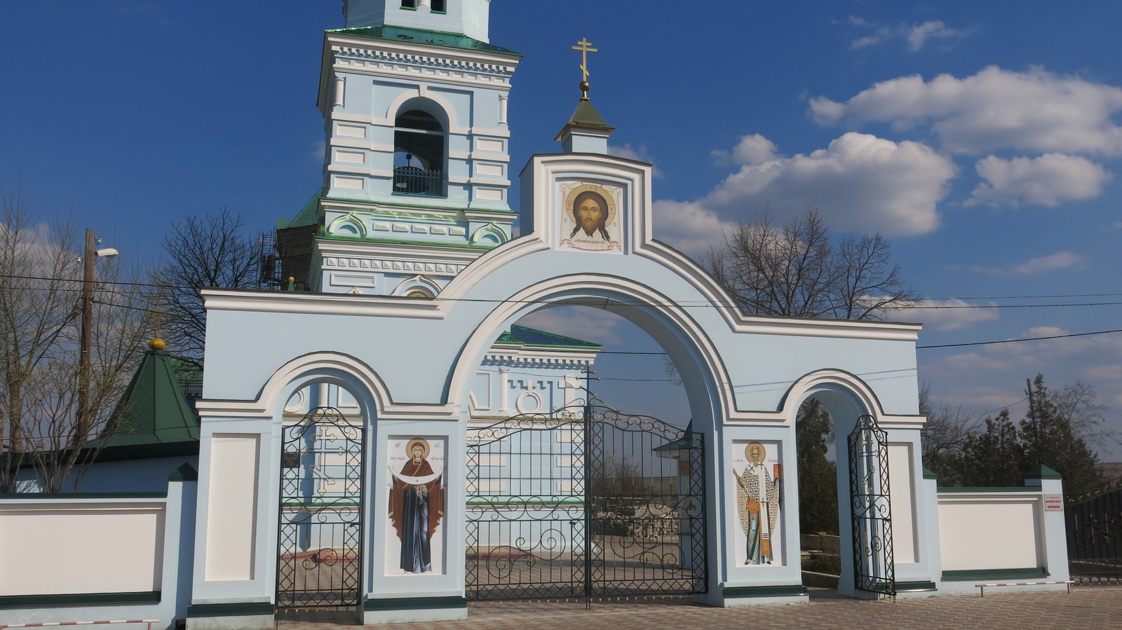 Новые иконы на входной арке. 04.04.2019