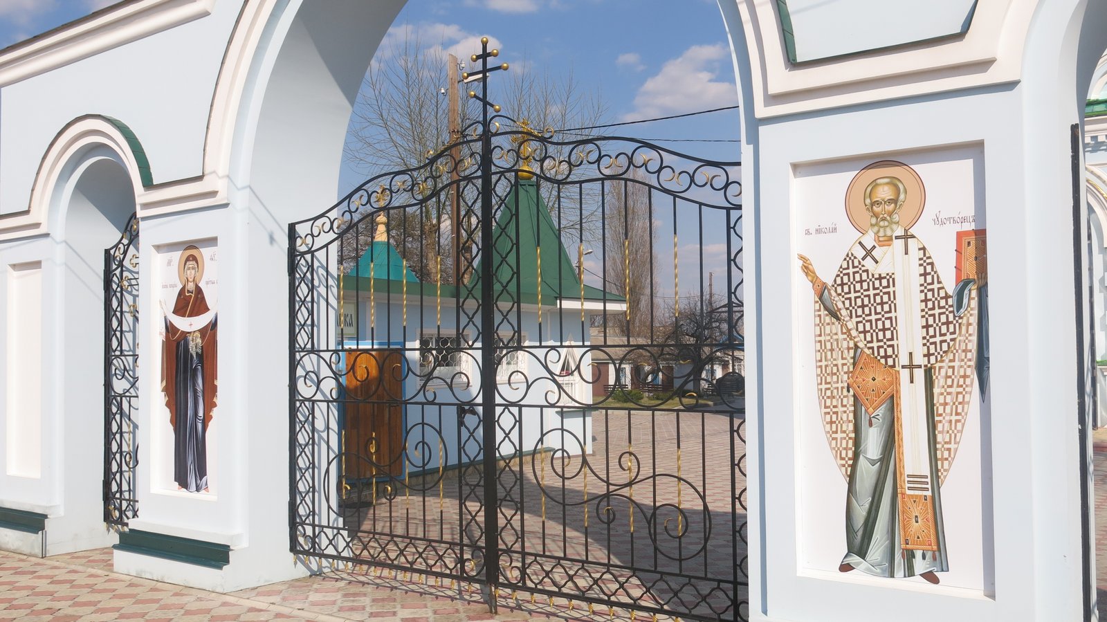 Новые иконы на входной арке. 04.04.2019